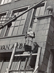 Plaatsing beeld bij Raad van Arbeid, Wibautstraat Amsterdam
              <br/>
              archief, 1951